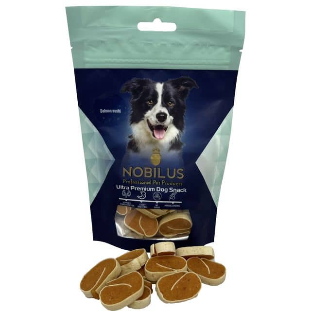 חטיף סושי סלמון Nobilus – חטיף אולטרא-פרימיום בצורת ספירלה. עשוי מסלמון, חזה עוף ודג בקלה. 30% חלבון, 3% שומן. עשיר באומגה 3. היפואלרגני, נטול סוכר, מרקם רך. מתאים לכלבים רגישים, מבוגרים וקטנים. 80 גרם.