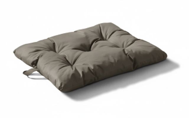 מזרן אפור לכלוב אילוף עם רצועות חיבור פנימיות | נוחות, יציבות וביטחון לכלב שלך הפכו את כלוב האילוף למקום המועדף על הכלב שלכם עם המזרן הייעודי מבית המרקט של יוגב. מזרן זה בצבע אפור מודרני תוכנן במיוחד כדי לספק פתרון מושלם לכלבים הנמצאים בתהליכי אילוף או לכלבים המשתמשים בכלוב רשת כמקום מנוחה קבוע. המזרן מרופד, תומך ונעים במיוחד, ומעניק לכלב תחושת רכות מפנקת גם בתוך הכלוב. הייחודיות של מזרן זה טמונה ברצועות החיבור הפנימיות: הרצועות מאפשרות קשירה בטוחה של המזרן לדפנות הכלוב, מה שמונע תזוזה של המצע בזמן שהכלב נכנס, יוצא או מסתובב. יציבות זו קריטית ליצירת תחושת ביטחון, במיוחד עבור גורים או כלבים בתחילת תהליך האילוף.