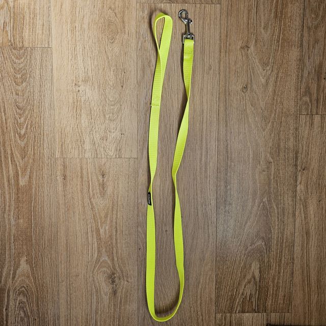 הרצועה מיועדת לכלבים בינוניים וגדולים, ומספקת שילוב מושלם בין עמידות גבוהה לבין נוחות אחיזה. הצבע הצהוב הזוהר מעניק נראות מצוינת ובולטת בזמן הטיול, גם בתנאי תאורה חלשים. יתרונות מרכזיים: חוזק ועמידות: רוחב של 20 מ"מ המותאם לעמידה בעומסים של כלבים גדולים ופעילים. אבזם בטיחותי: מצוידת בתפס מתכת (שאקל) מחוזק לחיבור בטוח לקולר או לרתמה. אחיזה נוחה: ידית אחיזה רכה ונוחה המאפשרת שליטה טובה מבלי לחתוך את כף היד. נראות גבוהה: צבע צהוב ניאון בולט במיוחד.